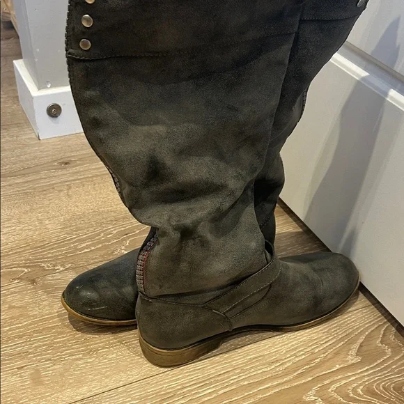 Grey  Knee-High Boots with Red Zipper - Picture 5 of 7